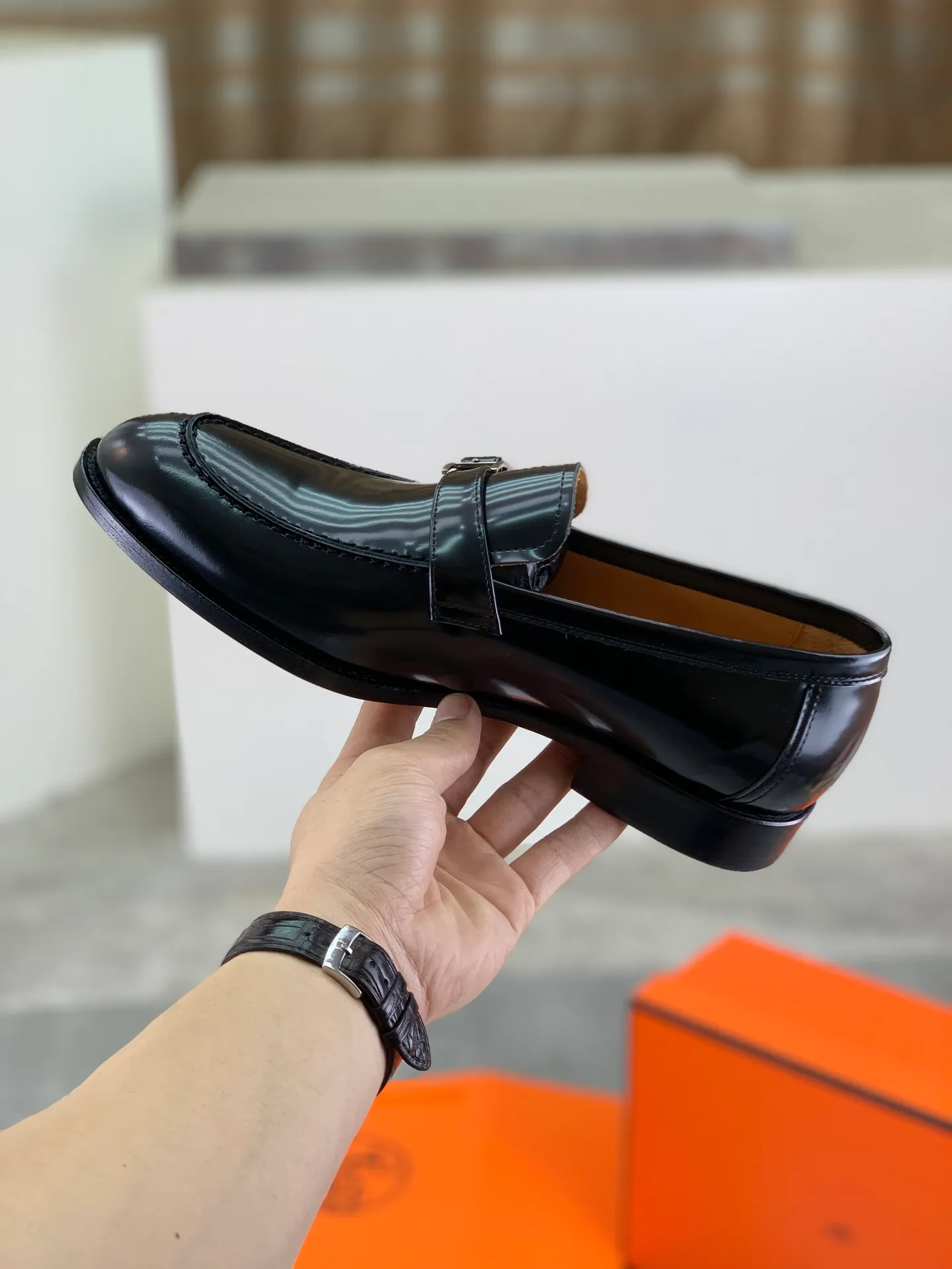 Factory price P980 💰💎💎💎 Original genuine leather outsole Brand: Hermès Grade: Same as the official website Original quality materials: Original soft calfskin Water-dyed cowhide lining Original Italian genuine leather outsole Style categories: Men's fashion Formal casual leather shoes Slip-on men's shoes series Young fashion European and American trends British style Code number: 39-45 (38.46 can be customized)